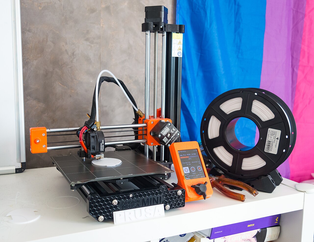 Настольный 3D-принтер Prusa Mini с катушкой пластиковой нити